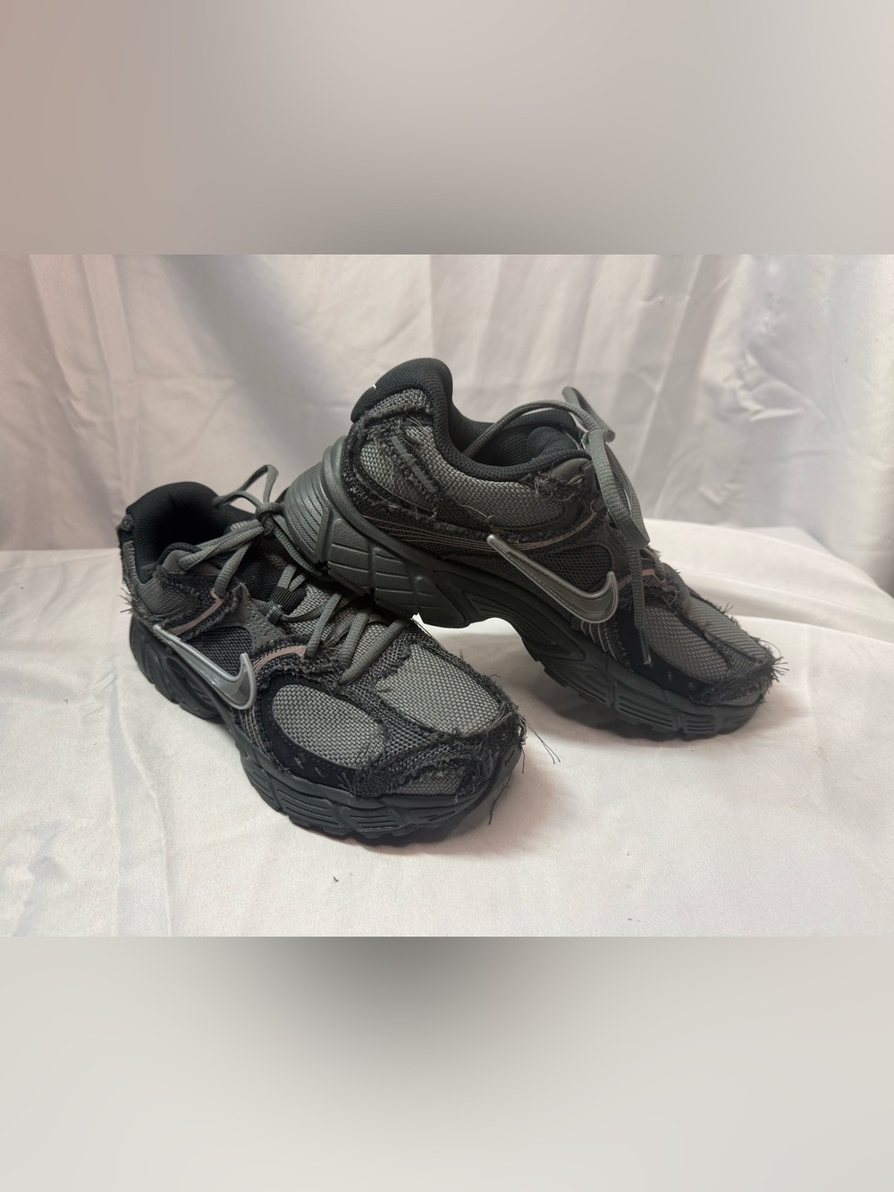 Nike Men’s V5 RNR Black/Gray Low Top Lace-Up Athletic Sneakers Rubber Sole 7.5